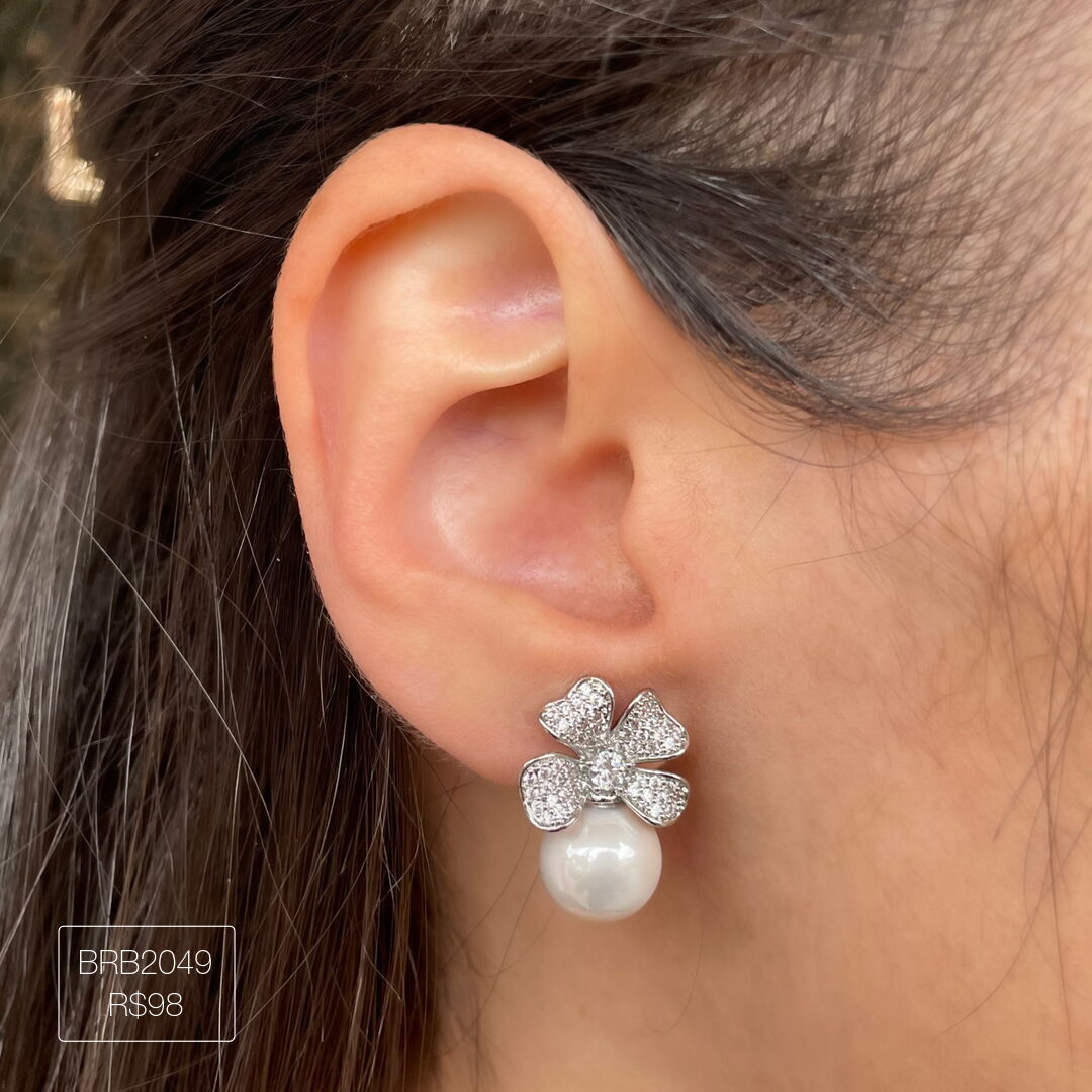 Brinco Flor M c/ Pérola Fixa Cravejado Cristal Prateado